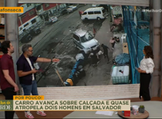 Impressionante! Carro invade calçada e quase atropela homens em Salvador