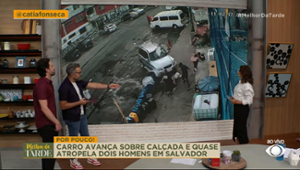 Impressionante! Carro invade calçada e quase atropela homens em Salvador