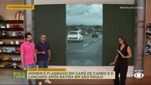 Homem furioso é flagrado em capô de carro e arremessado após batida