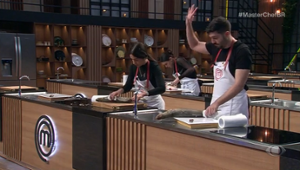 Vitor se fura com escama de peixe no MasterChef