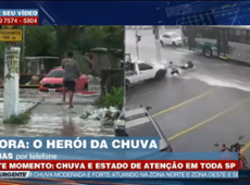 Herói da chuva: homem salva motoqueiro de correnteza em SP