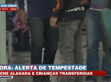 Enxurrada invade creche e crianças ficam desesperadas em Osasco