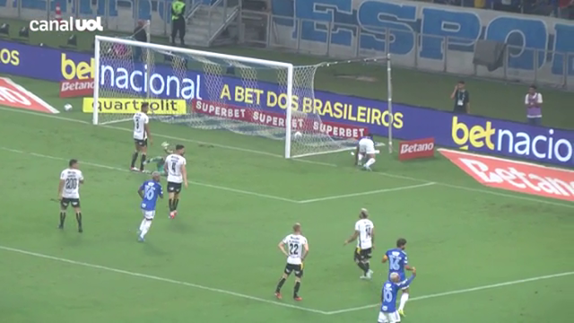 Gol! Kaio se antecipa e manda para o fundo da rede.