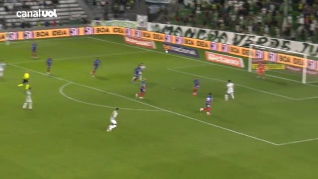 Gol! Lucas encobre o goleiro com leve toque de chapa.