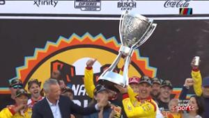 Logano ergue o troféu de campeão da Nascar Cup 2024