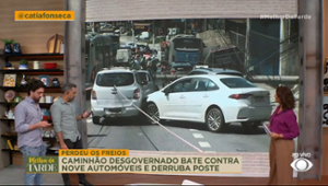 Caminhão perde o controle e causa acidente chocante em rua movimentada