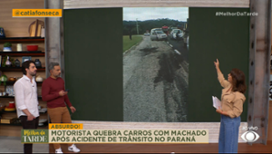 ABSURDO! Motorista quebra carros com machado após acidente de trânsito