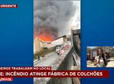 Incêndio atinge fábrica de colchões em Olinda, Pernambuco