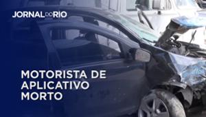 Motorista de aplicativo é baleado, bate em muro e morre.