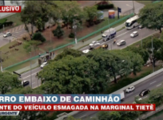 Carro é esmagado por caminhão na Marginal Tietê em SP