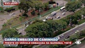 Carro é esmagado por caminhão na Marginal Tietê em SP