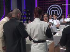 Kim apresenta pavlova chorando e chefs avaliam a receita