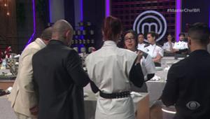 Kim apresenta pavlova chorando e chefs avaliam a receita