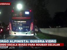 Bandido escala busão para roubar celular de passageiro