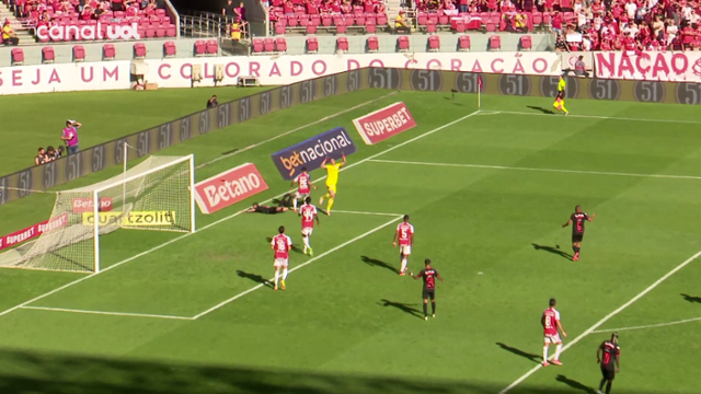 Internacional X Red BUll_Eduardo Sasha leva a pior em dividida com Bruno Tabata e cai no gramado, sentindo