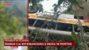 Ônibus despenca em ribanceira e deixa mortos e feridos em Alagoas