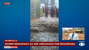 Homem é resgatado por corrente humana ao ser arrastado por enxurrada no DF