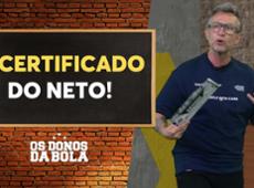 Neto exibe com orgulho certificado de doação para quitar Arena Corinthians