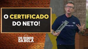 Neto exibe com orgulho certificado de doação para quitar Arena Corinthians