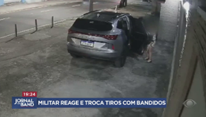 Policial reage e troca tiros com bandidos no RJ