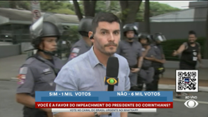 Torcida do Corinthians faz protestos no Parque São Jorge