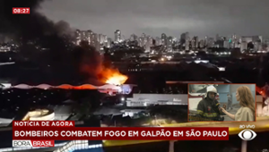 Incêndio de grandes proporções atinge galpão na zona leste de São Paulo