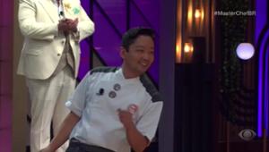 Cesar beija Jacquin e dança k-pop no MasterChef Confeitaria