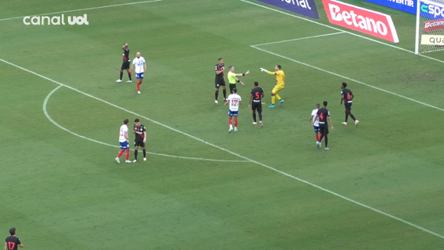 Gol! Luciano desloca o goleiro em cobrança de pênalti.