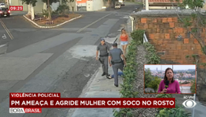 PM agride mulher com soco no rosto e vítima cai no chão no interior de SP