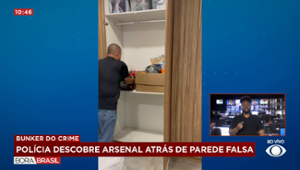 Polícia descobre arsenal de armas atrás de parede falsa em SP