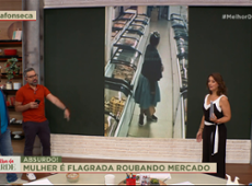 Mulher é flagrada roubando congelados no mercado; vídeo | Melhor da Tarde