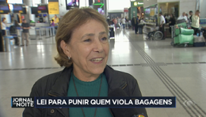 Lei para punir quem viola bagagens