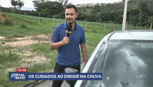 Dirigir na chuva? Veja os cuidados para evitar acidentes