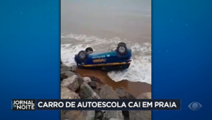 Carro de autoescola capota e cai em praia