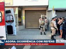 Criminoso baleado invade loja de celulares e faz reféns