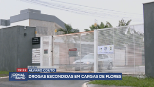 Criminosos escondem drogas no meio de carregamento de flores