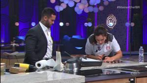 Luísa pede ajuda a Diego Lozano na final do MasterChef Confeitaria