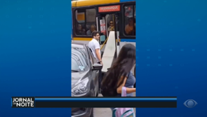 Homem é flagrado tentando entrar em ônibus com geladeira