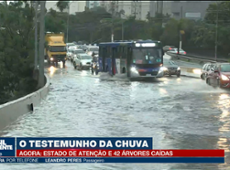 Água invade ônibus e passageiros ficam presos em alagamento na zona leste