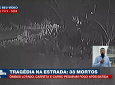 Ônibus lotado, carreta e carro pegaram fogo após batida em MG