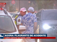 Carro capota em acidente na Radial Leste em São Paulo