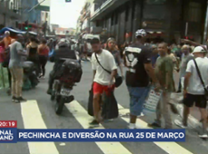 Pechincha e diversão na Rua 25 de Março, em São Paulo