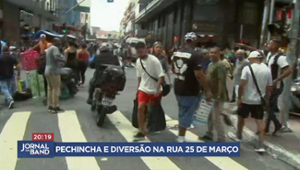 Pechincha e diversão na Rua 25 de Março, em São Paulo