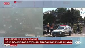 Bombeiros retiram corpos de vítimas da queda de avião em Gramado