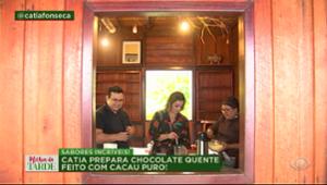 Sabor incrível: Catia Fonseca prepara chocolate quente com cacau puro