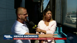 Moradores de comunidade arriscam a vida para salvar crianças