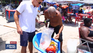 Cariocas fazem almoço de Natal com pé na areia