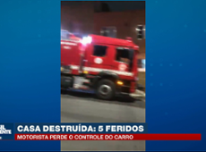 Motorista perde o controle do carro e destrói casa