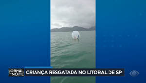 Criança é resgatada após ficar à deriva no mar em bolha inflável