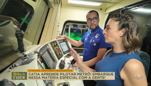 Catia Fonseca pilota trem do Metrô e surpreende passageiros